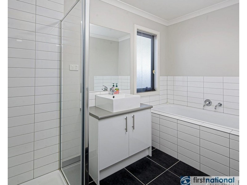 2 Parkhurst Drive, Cranbourne East VIC 3977