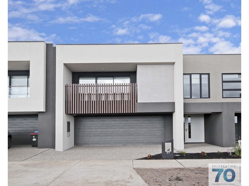 21 Kinross Parade, Clyde North VIC 3978