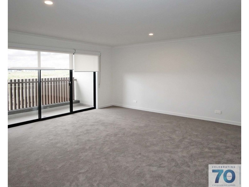 21 Kinross Parade, Clyde North VIC 3978