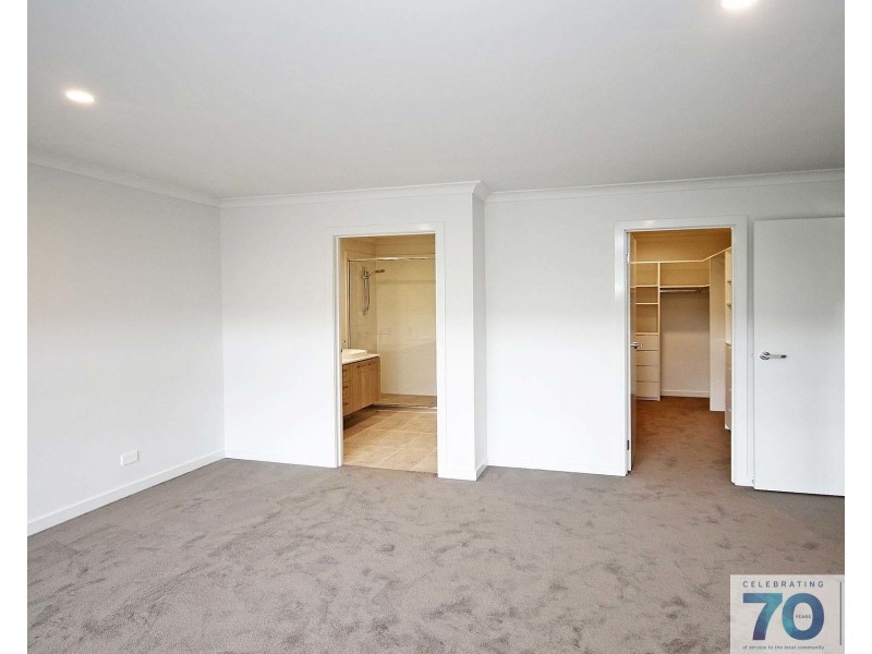 21 Kinross Parade, Clyde North VIC 3978