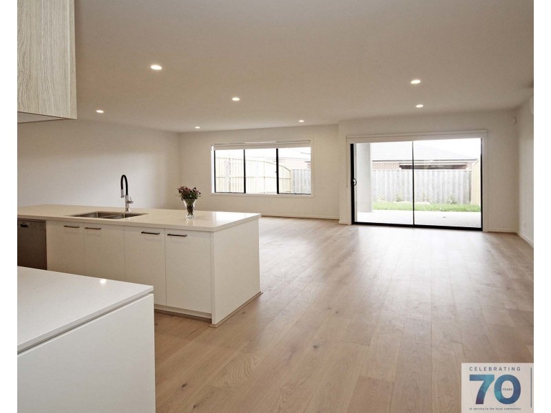 21 Kinross Parade, Clyde North VIC 3978