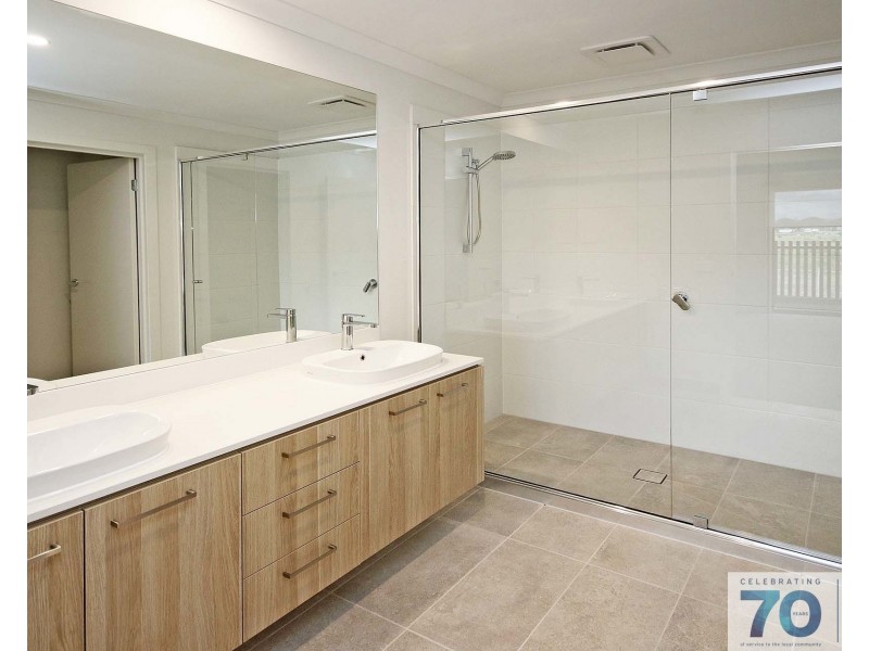 21 Kinross Parade, Clyde North VIC 3978