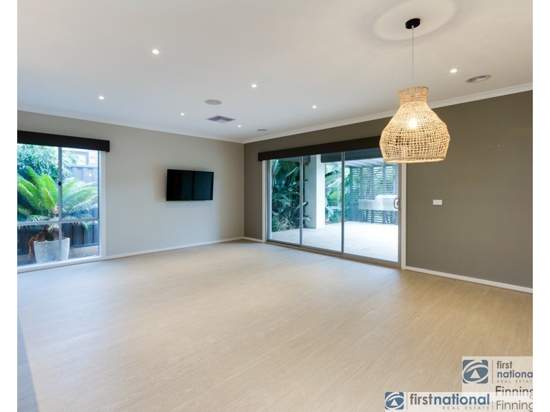 10 Eliburn Drive, Cranbourne East VIC 3977