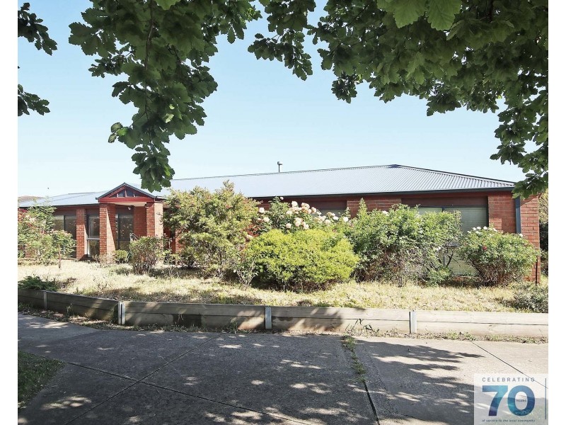 14 Woodhenge Close, Cranbourne East VIC 3977