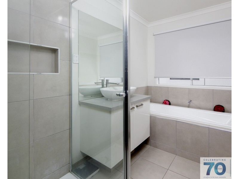 1 Highbury Road, Clyde North VIC 3978