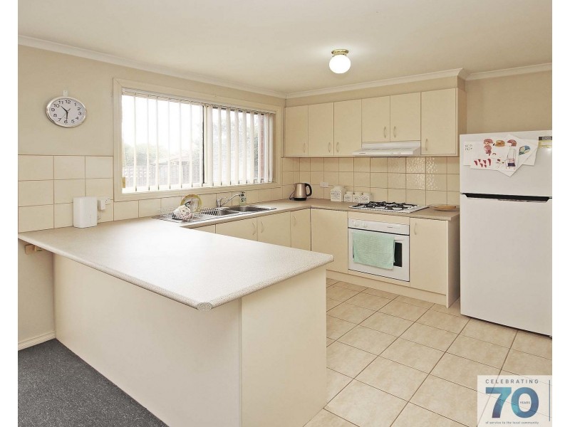 2/10 Leanna Court, Cranbourne West VIC 3977