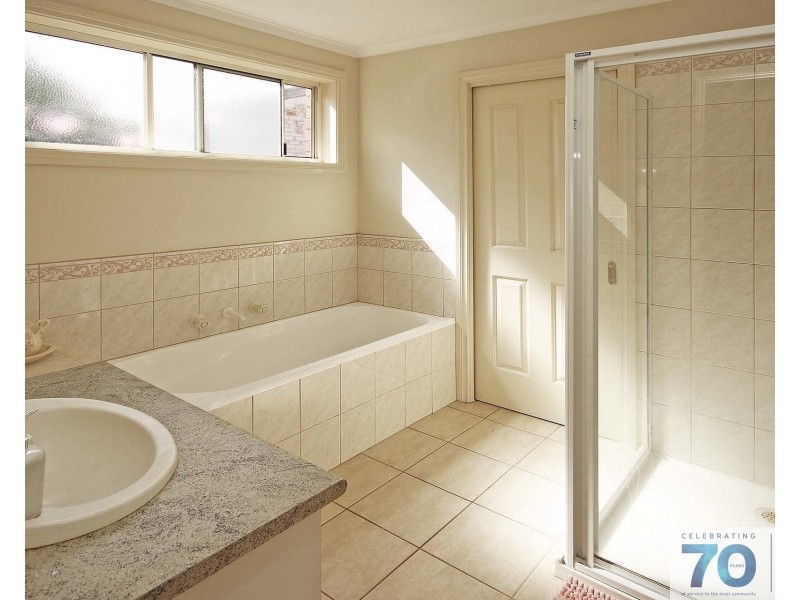 2/10 Leanna Court, Cranbourne West VIC 3977