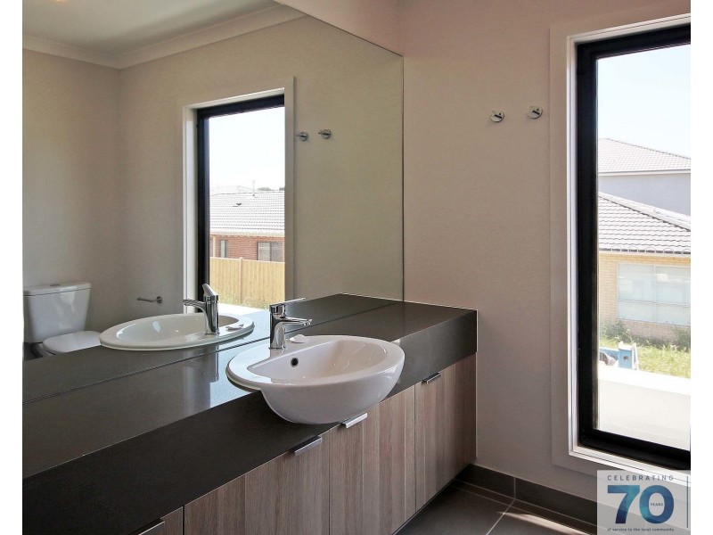 11 Poplar Lane, Clyde VIC 3978