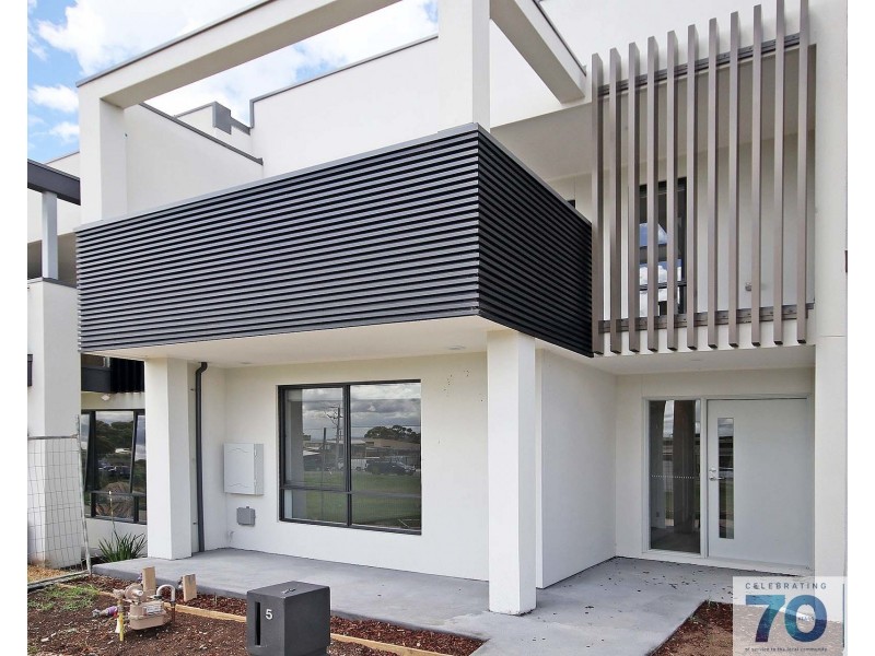 5 Daphne Walk, Clyde VIC 3978