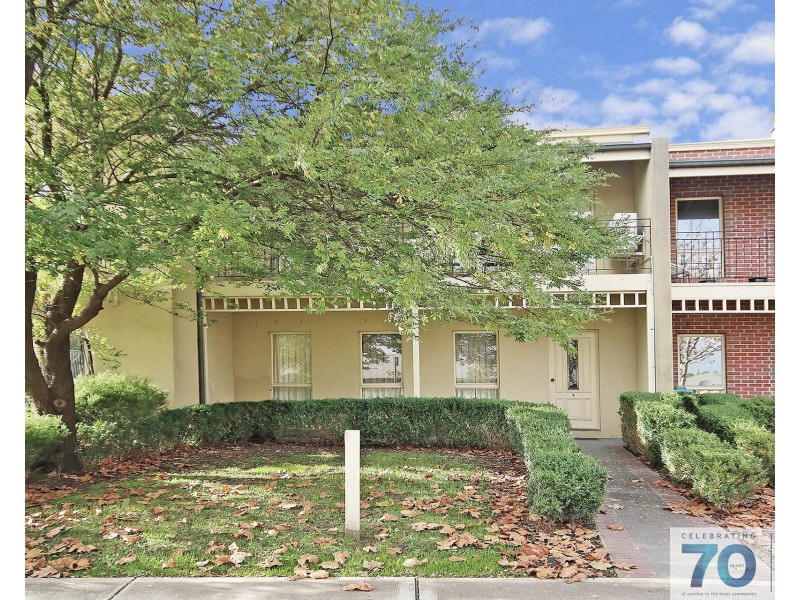 2/10 Parkhill Drive, Berwick VIC 3806