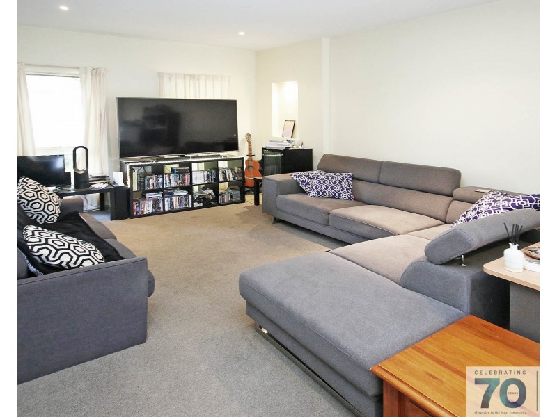 2/10 Parkhill Drive, Berwick VIC 3806