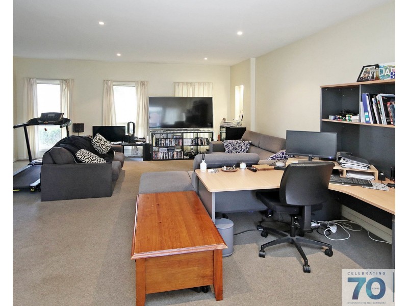 2/10 Parkhill Drive, Berwick VIC 3806