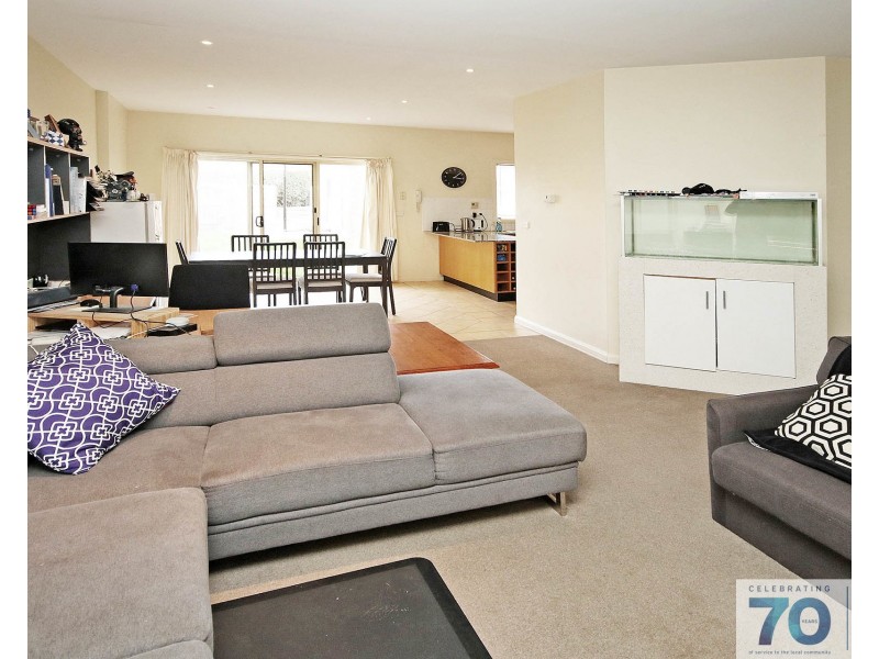 2/10 Parkhill Drive, Berwick VIC 3806