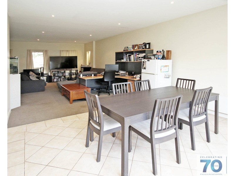 2/10 Parkhill Drive, Berwick VIC 3806