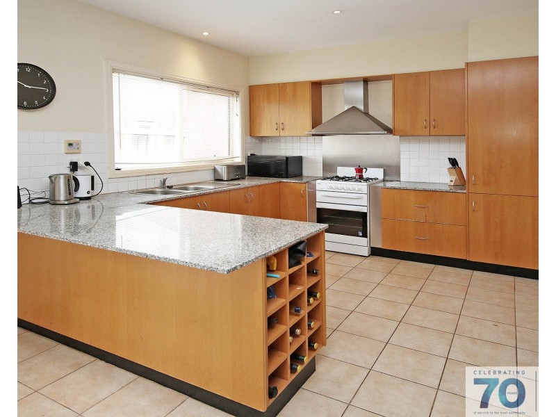2/10 Parkhill Drive, Berwick VIC 3806