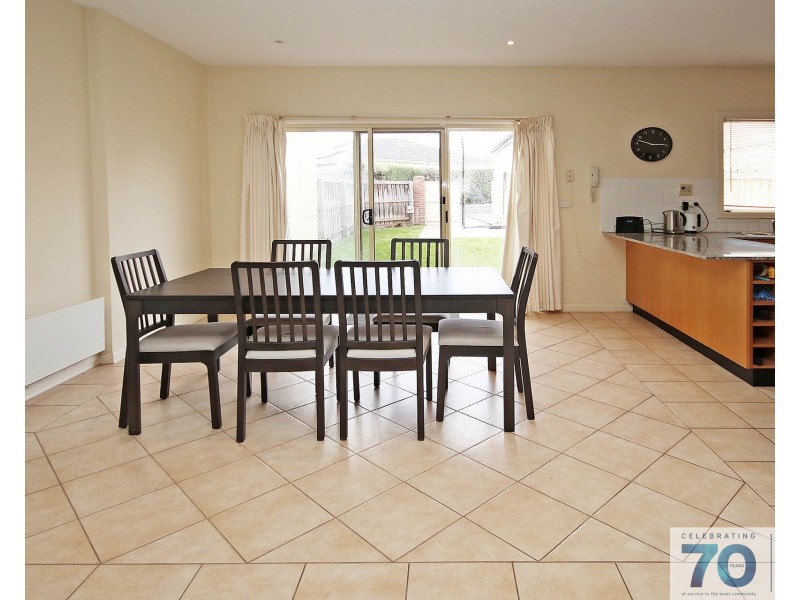 2/10 Parkhill Drive, Berwick VIC 3806