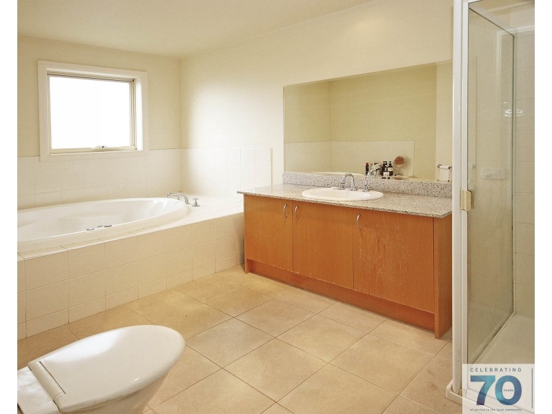2/10 Parkhill Drive, Berwick VIC 3806