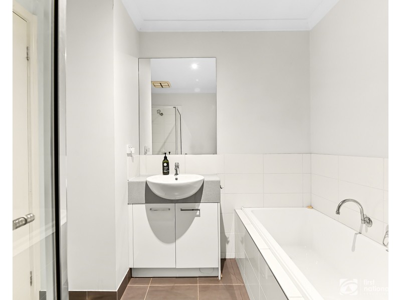 10 Aviara Walk, Cranbourne VIC 3977