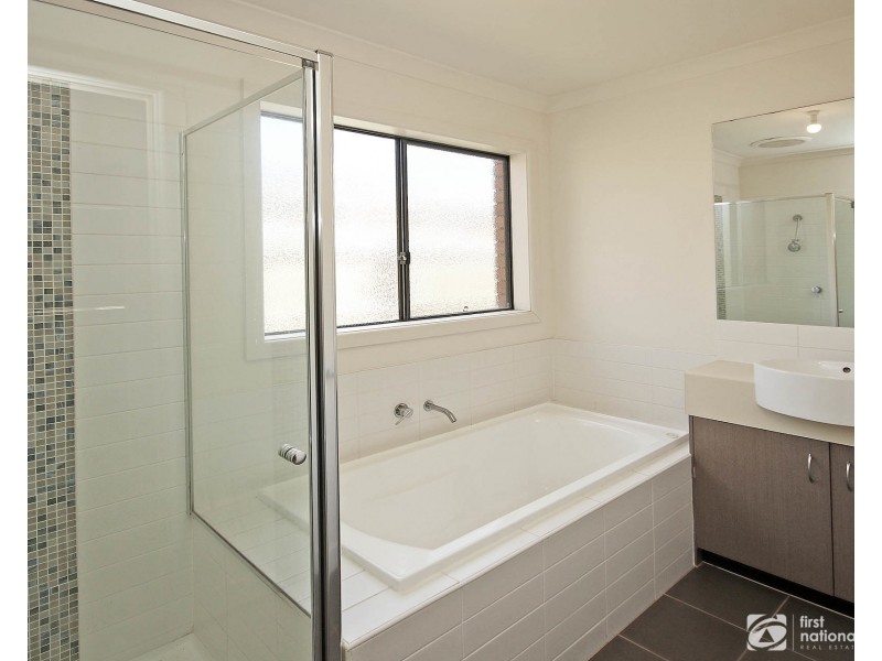 41 Calais Circuit, Cranbourne West VIC 3977