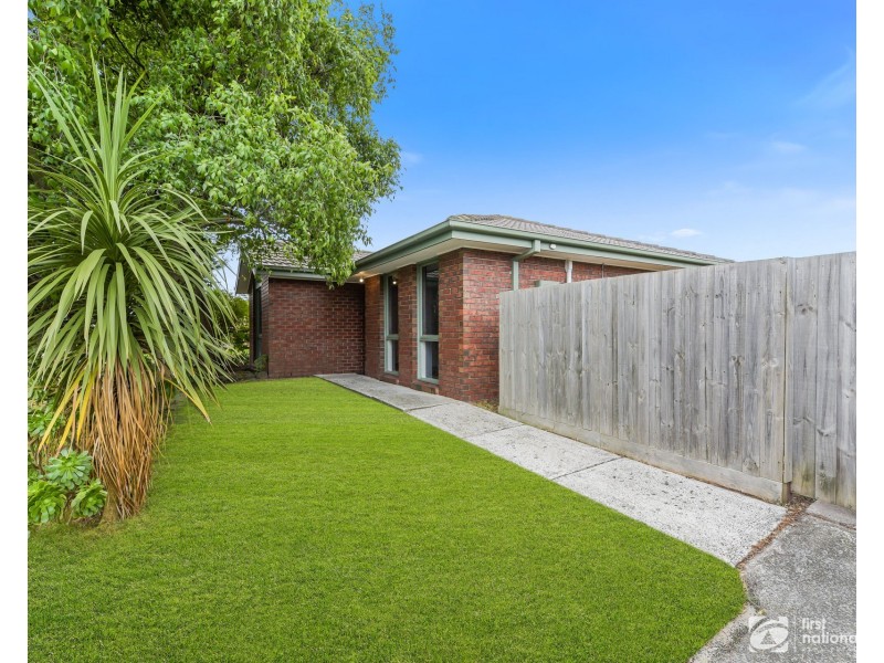 16 Maltravers Crescent, Cranbourne North VIC 3977