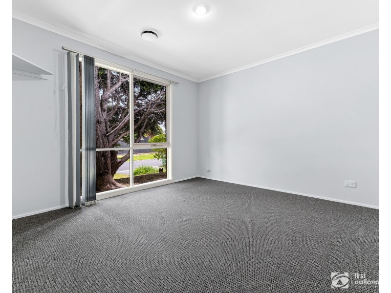 16 Maltravers Crescent, Cranbourne North VIC 3977