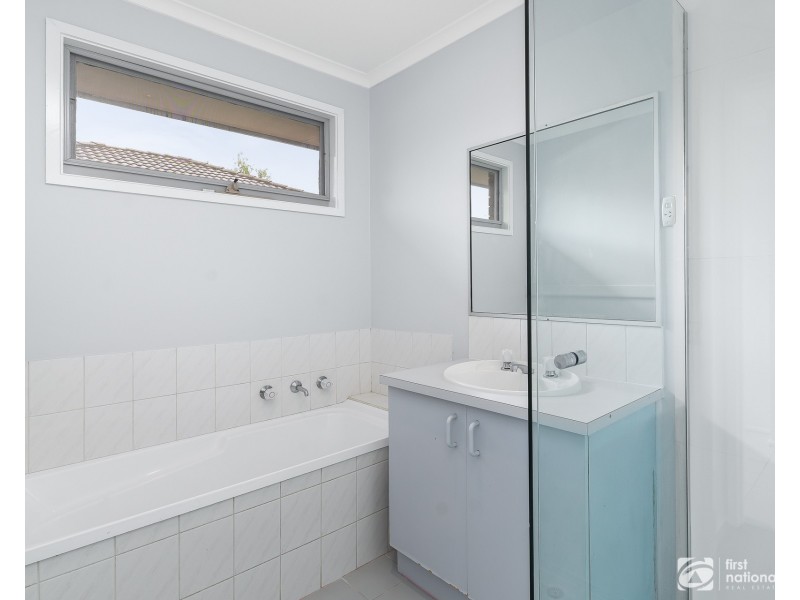 16 Maltravers Crescent, Cranbourne North VIC 3977