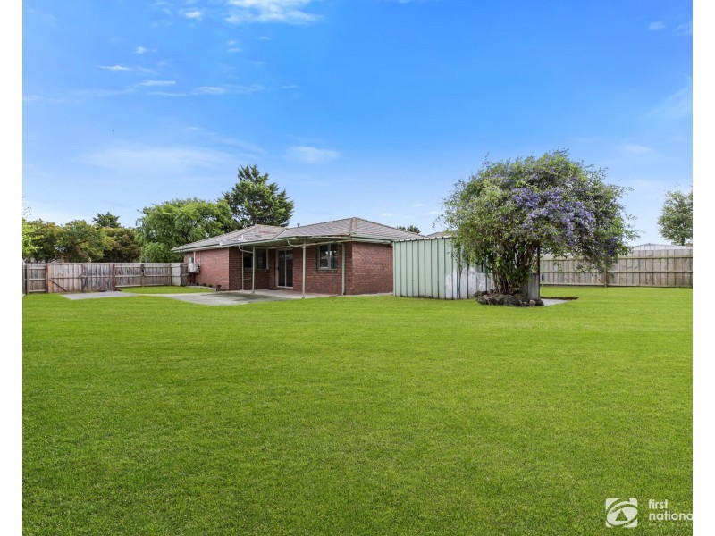 16 Maltravers Crescent, Cranbourne North VIC 3977