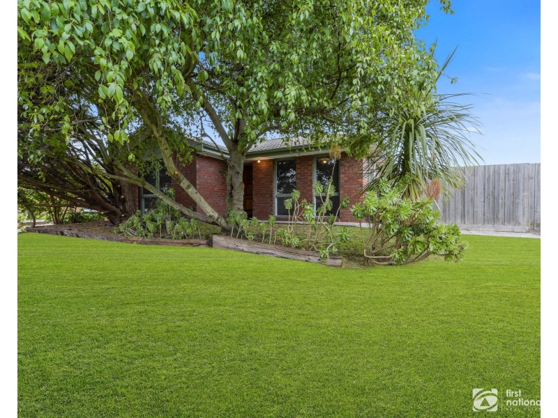 16 Maltravers Crescent, Cranbourne North VIC 3977