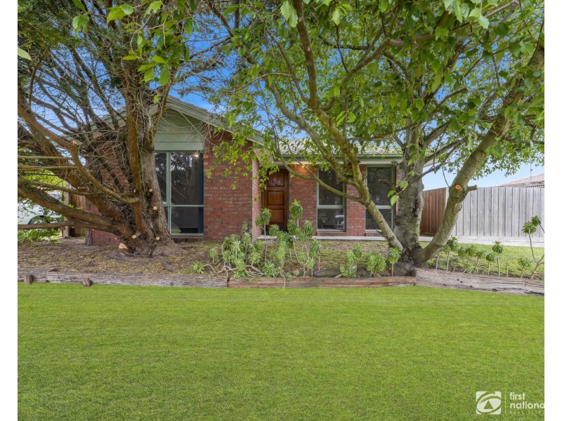 16 Maltravers Crescent, Cranbourne North VIC 3977