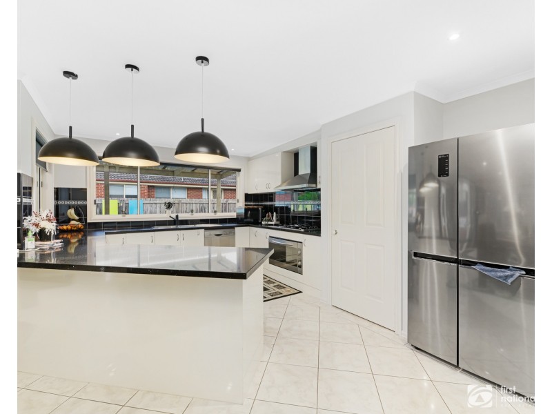 5 Lochgreen View, Cranbourne VIC 3977