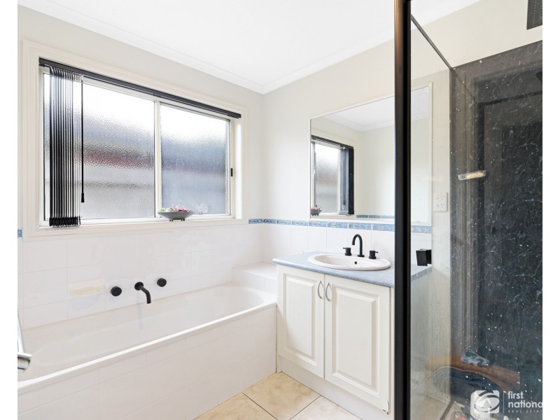 5 Lochgreen View, Cranbourne VIC 3977