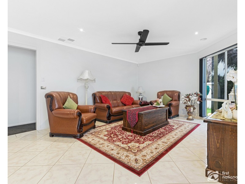 5 Lochgreen View, Cranbourne VIC 3977