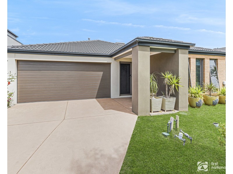 8 Palacio Terrace, Clyde North VIC 3978