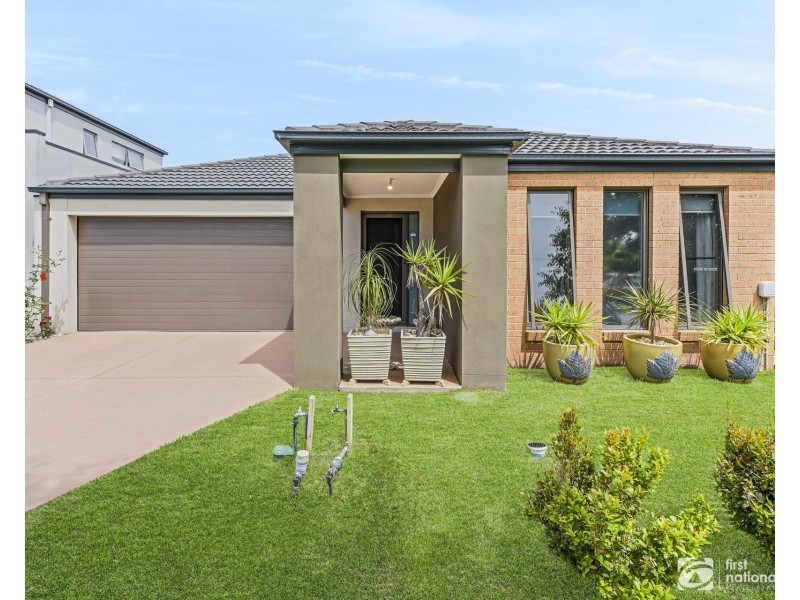 8 Palacio Terrace, Clyde North VIC 3978