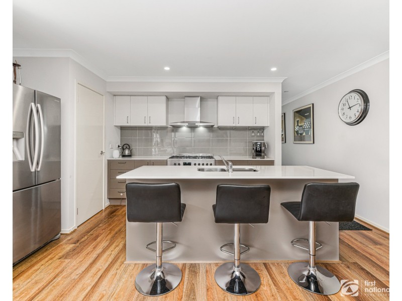 8 Palacio Terrace, Clyde North VIC 3978