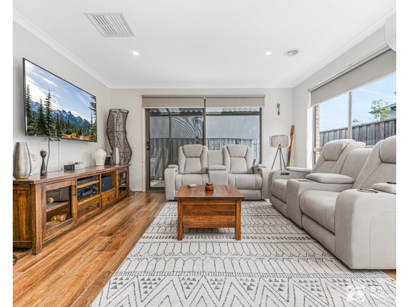 8 Palacio Terrace, Clyde North VIC 3978