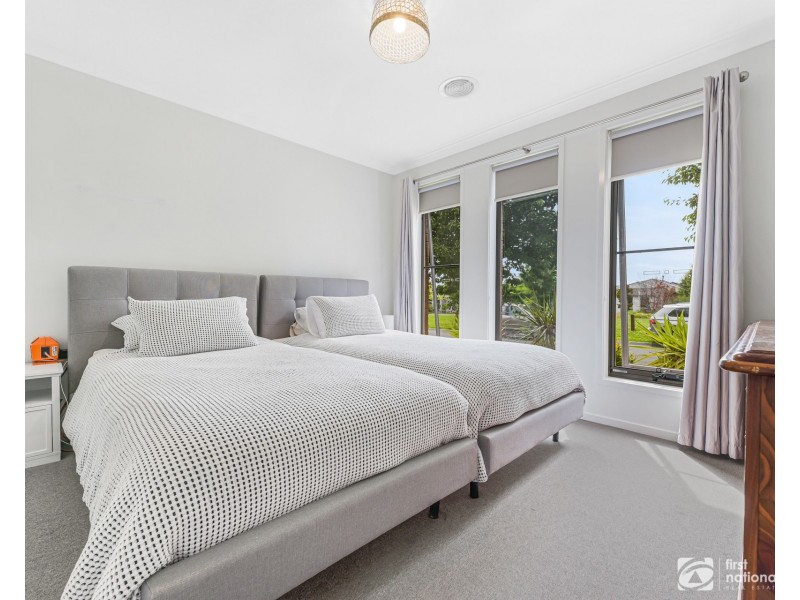 8 Palacio Terrace, Clyde North VIC 3978