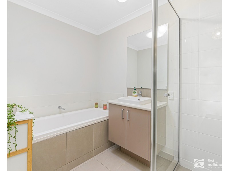 8 Palacio Terrace, Clyde North VIC 3978