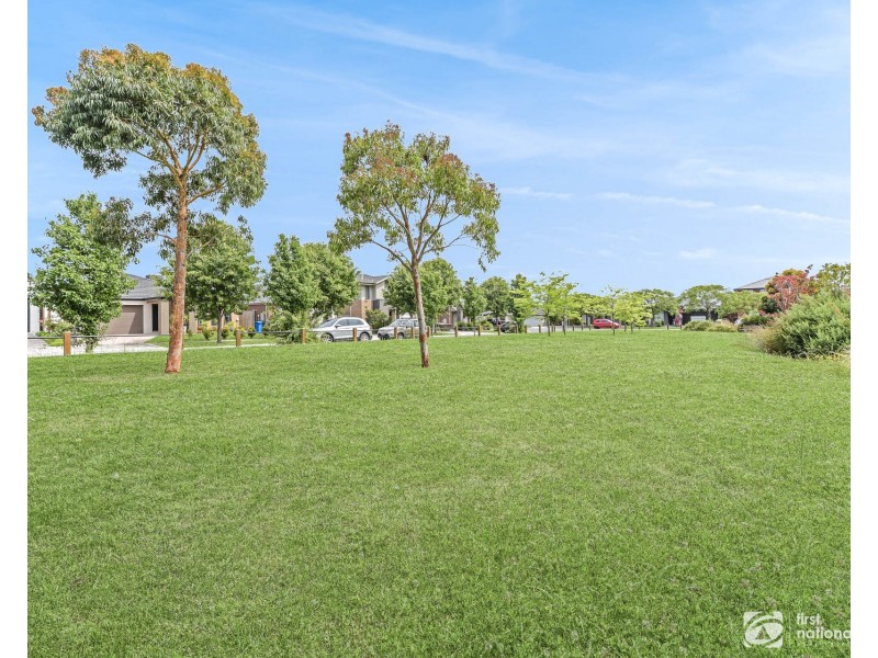 8 Palacio Terrace, Clyde North VIC 3978