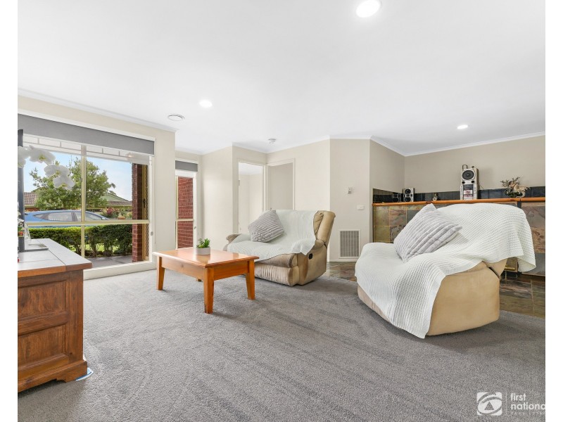 12 Comte Close, Cranbourne West VIC 3977