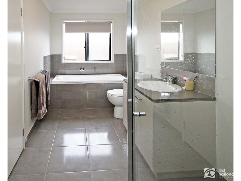 8 Tin Alley Avenue, Clyde VIC 3978