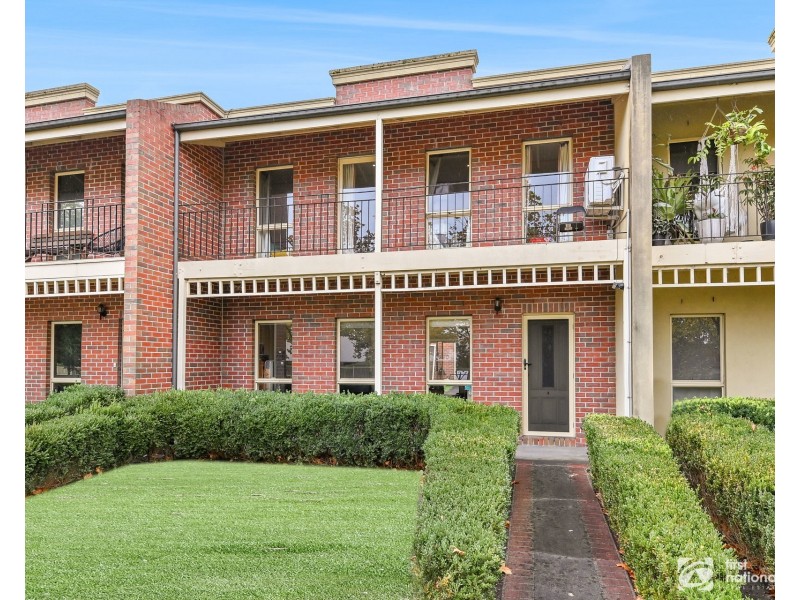 4/10 Parkhill Drive, Berwick VIC 3806