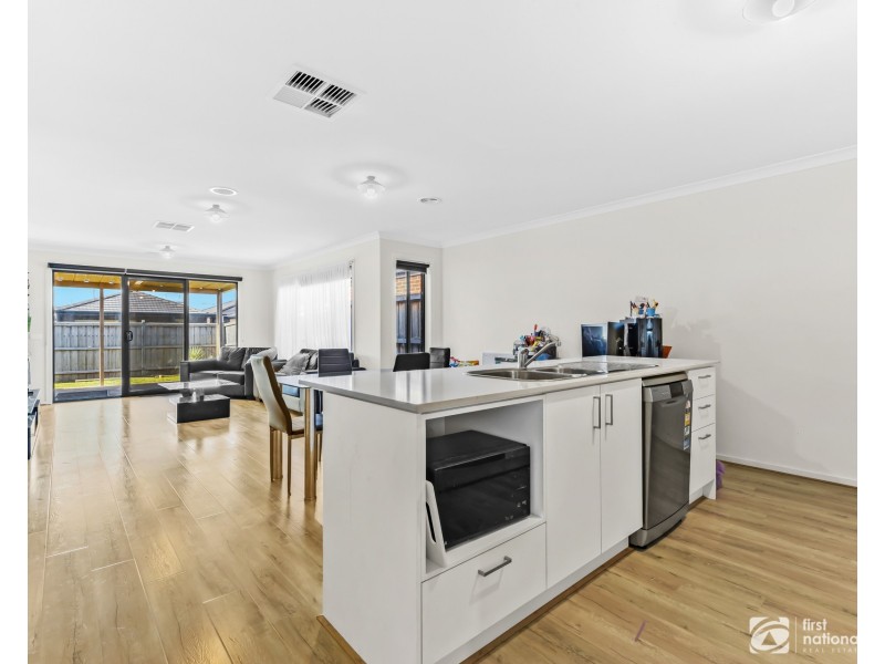 19 Niloma Street, Clyde North VIC 3978