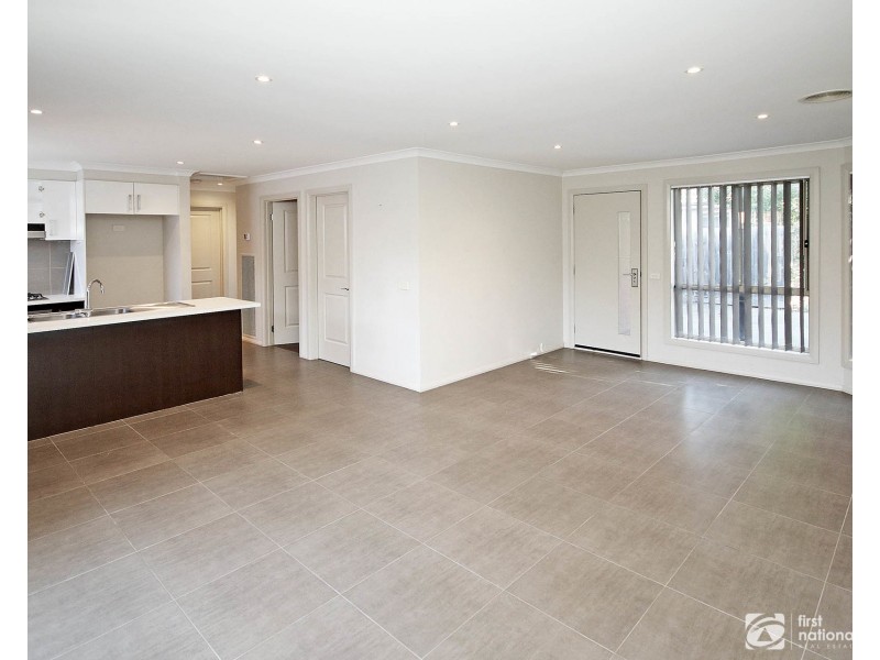 2/18 Lorna Street, Cranbourne VIC 3977