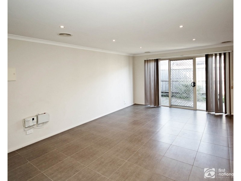 2/18 Lorna Street, Cranbourne VIC 3977
