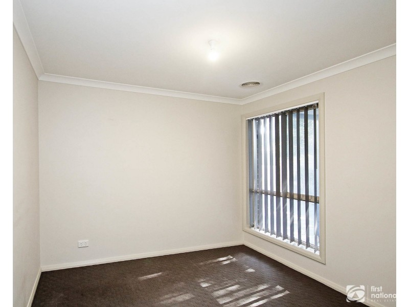 2/18 Lorna Street, Cranbourne VIC 3977