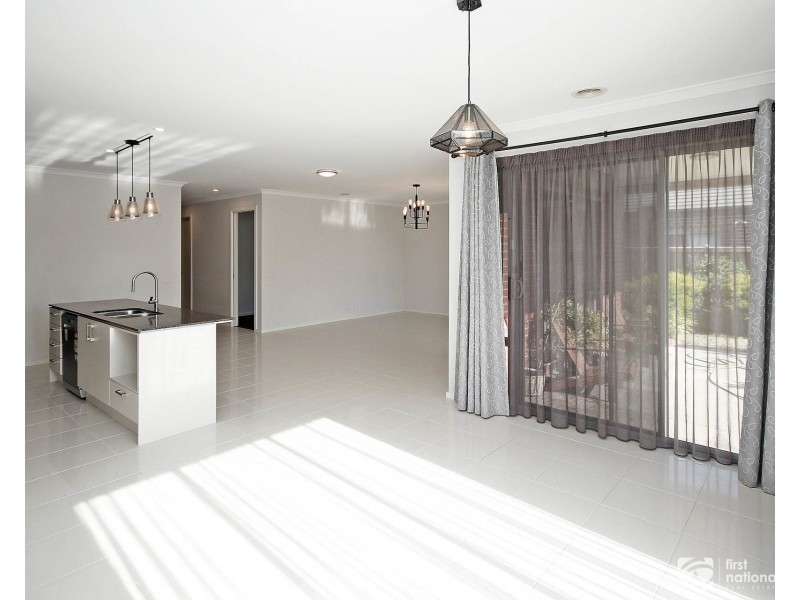 82 Karawarra Circuit, Cranbourne North VIC 3977