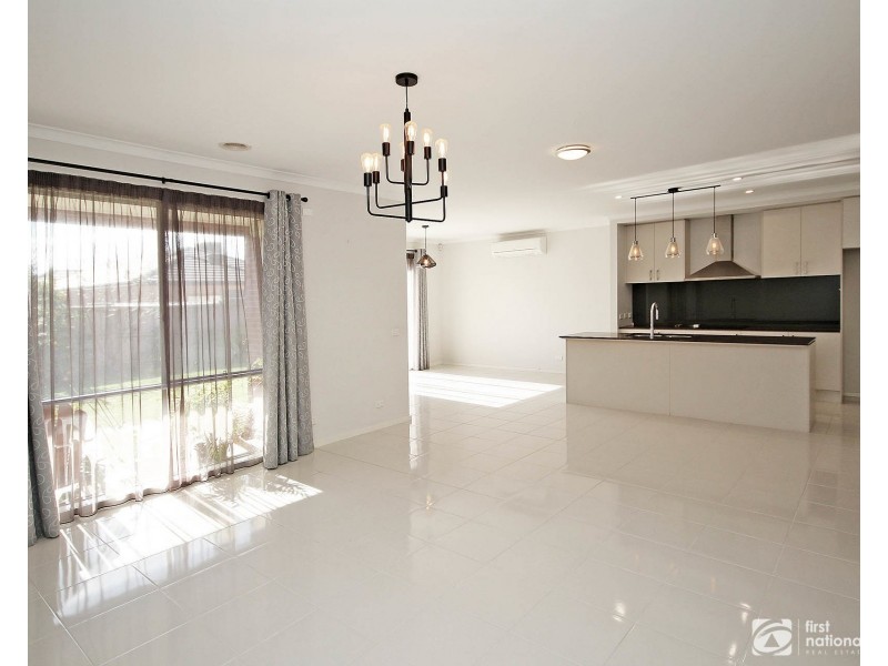 82 Karawarra Circuit, Cranbourne North VIC 3977