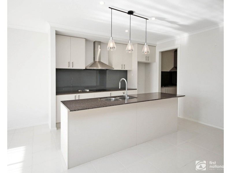 82 Karawarra Circuit, Cranbourne North VIC 3977