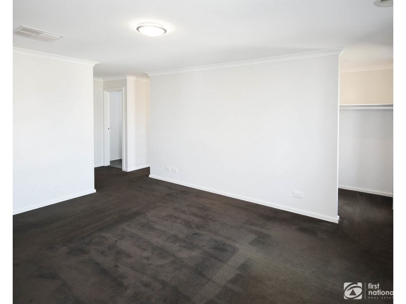 82 Karawarra Circuit, Cranbourne North VIC 3977